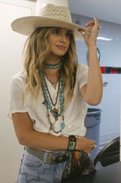 Summer Cowboy Hat Outfits, Lainey Wilson Outfits Ideas, Cowgirl Hat Outfit Summer, Country Music Concert Outfit Ideas, Classic Western Outfits, Lainey Wilson Inspired Outfits, Lainey Wilson Concert Outfit Ideas, Country Singer Outfits, Cowgirl Outfits Jeans