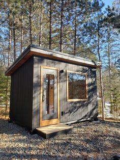 a small cabin in the middle of some trees