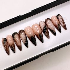 ***IMPORTANT: Please be aware of process time (read FAQ) as it's all 100% Handmade and make sure your nail size is correct as we are not responsible if the wrong size is ordered*** Elevate your nail game with our Nude Base and Black-Brown Ombre Tie-Dyed Effect Press-On Nail Set. These nails offer a unique and captivating look, blending a versatile nude base with a mesmerizing black and brown tie-dyed ombre effect. Shown Images: Long Stiletto Each set contains 10 false rose gold chrome nails (see Black And White Tortoise Shell Nails, Classy Animal Print Nails, Gloss On Matte Nails, Black Tortoise Nails, Rustic Nails Acrylic, Tortice Shell Nails, Almond Fall Nails 2024, Dark Brown And Gold Nails, Tortuous Shell Nails