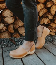 Brett low closed-back clogs in ecru veg tan | Sandgrens Sandgrens Clogs, Modest Mom, Clogs Outfit, Choppy Bob Hairstyles, Clogs Style, Clog Shoes, Choppy Bob, Wooden Clogs, Elegant Shoes