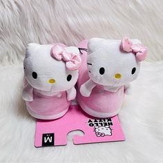 New Hello Kitty Plush Slippers Super Soft And Comfortable Size 7/8 Amazon Hello Kitty, Hello Kitty Stuff, Hello Kitty Plushie, Accessories Hello Kitty, Hello Kitty Merchandise, Crocs Fashion, Hello Kitty Shoes, Kitty Accessories, Kitty Stuff