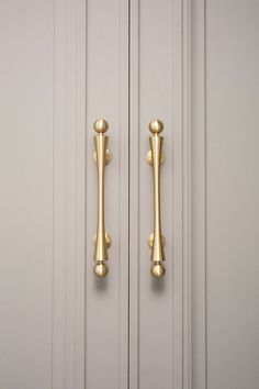 Immerse yourself in the world of modern interior design with our scroll brass cabinet hardware. Explore a fusion of form and function, offering a sleek touch to your contemporary kitchen. Shop today with free shipping at The Boutique Handle Co! Brass Wardrobe Pulls, Backplate Cabinet Hardware, Drawer Handles Ideas, Gold Wardrobe Handles, Rich Bedroom, Miami Kitchen, Boat Renovation, Unique Handles, Wardrobe Knobs