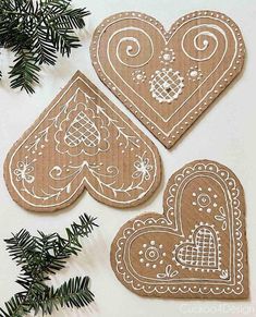 Gingerbread Hearts Decoration, Gingerbread Heart Decoration, Ornament Painting Ideas, Gingerbread Christmas Ornaments, Gingerbread Pattern, Gingerbread Heart, Gingerbread House Ideas, Ornament Painting, Diy Gingerbread