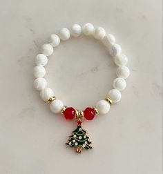 Christmas Stretch Bracelets, Christmas Jewelry Diy Bracelets, Beaded Christmas Jewelry, Christmas Accessories Jewelry, Christmas Bracelets Beaded, Christmas Beaded Jewelry, Xmas Bracelets, Christmas Bracelet Ideas, Christmas Beaded Bracelets