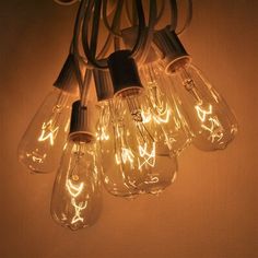 a bunch of light bulbs hanging from a ceiling