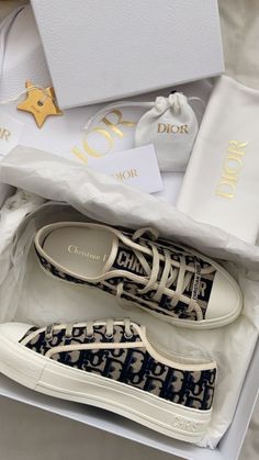 Desinger Shoes, Tas Louis Vuitton, Dior Sneakers, Pretty Shoes Sneakers, Fancy Shoes, Girly Shoes