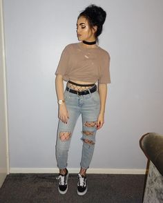 Make a statement with fishnets that peek through. Pair with a cropped top for maximum effect. Let Daily Dress Me help you find the perfect outfit for whatever the weather! dailydressme.com/ Hipster Outfits, Outfits 2017, Outfit Jeans, Fishnet Tights, Instagram Outfits