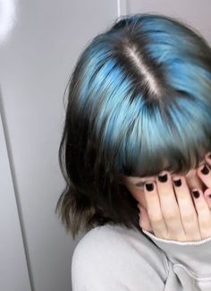 Ghost Highlights Hair, Blue Strands In Hair, Blue Ghost Roots, Ghost Roots Hair, Dyed Roots, Colored Hair Roots, Blue Hair Dark, Ghost Hair