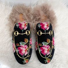 Gucci Princetown Fur Floral Velvet Slipper Mule Size 37 Gucci Floral-Print Velvet Mule With Leather Piping And Dyed Lamb Fur (Italy) Trim. 0.3" Flat Heel. Round Toe. Notched Vamp. Slide Style. Padded Footbed. Made In Italy. Authentic. Excellent Condition. Gucci Mule, Gucci Princetown, Velvet Mules, Gucci Floral, Velvet Slippers, Shoes Gucci, Gucci Mules, Gucci Black, Gucci Shoes