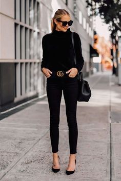 Chica por la calle luciendo un outfit negro en tacones y cinturón dorado Minimalist Work Outfit, Gucci Fashion Show, Professional Work Outfit, Simple Wardrobe, Fashion Jackson, Casual Work Outfits, Black Women Fashion, All Black Outfit, Work Outfits Women