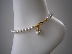 Classic pearl ankle bracelet, handmade to order using 6mm quality glass faux pearls, the anklet has a pearl & diamante 'dangle' attached to the clasp The anklet will be made to your chosen length (please see the size guide in the photo gallery) and fastens with a nickel free plated lobster clasp Pretty organza gift bag included making it perfect for gifting Matching items and many more unique designs available in my Etsy shop Pearl Ankle Bracelet, Anklets Diy, Hand Chain Jewelry, Bride Party, Foot Bracelet, Crystal Anklet, Pearl Anklet, Ankle Jewelry, Pearl Leather