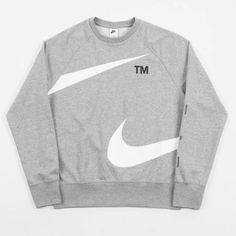 Nike Semi-Brushed Swoosh Crewneck Sweatshirt In Grey Heather And White. Styled With A Brush Backed Interior Lining For Increased Insulative Comfort, This Mid-Weight French Terry Nike Sweatshirt Has Been Consciously Crafted From A Blend Of 60% Cotton And 40% Polyester To Provide A Softened Day On Day Wear Well Suited To Any Given Setting. Tailored To A Relaxed Fitting And Styled With Cuffed Raglan Sleeves, A Thick Rib Woven Hemline And With A Classic Crew Neck Collar. Across The Chest, Wrap Aroun Tm Logo, Carhartt Hoodie, Nike Sweatshirt, Nike Sweatshirts, Heather White, Hooded Shirt, Fashion Logo, South West, Hoodie Girl