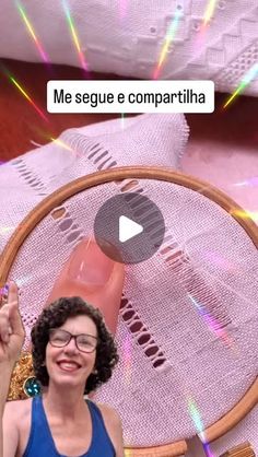 a woman wearing glasses standing in front of a hoop holding a cell phone with the caption me segeue e compartiha