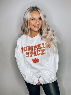 It wouldn't be fall without a Pumpkin Spice sweatshirt - the glitter letters makes it that much more awesome! Pumpkin Spice Outfit, Preppy Halloween, Patch Crewneck, Sweatshirt Ideas, College Shirt, Lilly Inspired