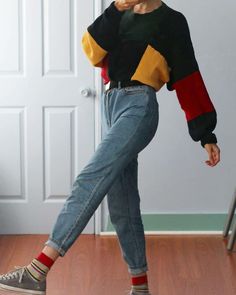 Mom Jeans Aesthetic, Retro Outfits 90s, Vintage Outfits 90s, Outfit Essentials, Vogue Editorial, Blazer Casual, Mom Jeans Outfit, Outfits Retro, Jumper Outfit