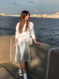 Pleated Silver Skirt Outfit, Silver Pleated Skirt Outfit, Metallic Pleated Skirt Outfits, Leather Skirt Ideas, Casual Lazy Outfits, Silver Pleated Skirt, Ladies Wear Dresses, Rock Chic Style, Rok Outfit