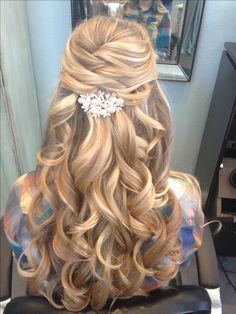 Peinados para novia | bodatotal.com | wedding ideas, hairstyles, beauty, bodas, bride, novia Honey Brown Hair Color, Pageant Hair, Prom Hairstyles For Long Hair, Short Hairstyle, Long Wavy Hair, Prom Hairstyles