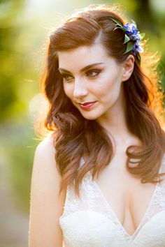 Wedding Hairstyles To The Side, Wedding Hairstyles With Flowers, Hairstyles With Flowers, Innocent Look, Amazing Wedding Makeup, Diy Wedding Makeup, Summer Wedding Hairstyles, Gorgeous Wedding Makeup, Bohemian Wedding Hair