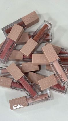 Maybelline Gloss, Gloss Maybelline, Maybelline Lip Gloss, Lifter Gloss, Makeup Bag Essentials, Lip Gloss Collection, Lip Glosses, Maybelline New York