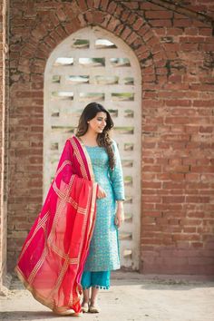 Love the colours... Nice contrast Contrast Salwar Kameez Suits, Pink Dupatta Color Combinations, Dia Mirza, Indian Designer Suits, Salwar Designs