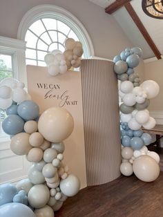 balloons are arranged in the shape of an arch