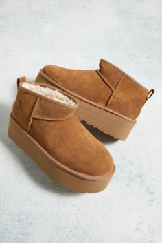 The iconic UGG Ultra Mini now comes with a trending platform sole. Features the classic low-slung silhouette with a looped pull tab and a round toe, elevated with a 2" raised platform sole. Crafted from soft upper suede with a luxe sheepskin lining, complete with a treadlite UGG outsole. **Content + Care** \- Wool, Lyocell, EVA, Suede \- Spot clean **Size** \- Platform height: 5cm | UGG Chestnut Classic Ultra-Mini Platform Boots - Brown UK 8 at Urban Outfitters Fall Shoes Comfy, Ugg Slipper Boots, Micro Uggs, Uggs Ultra Mini Platform, High Top Uggs, Cute Shoes For Fall, Mini Uggs Platform, Vegan Ugg Boots, Low Rise Uggs