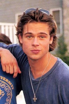 90s Hairstyles Men Rocked Effortlessly | 90s Aesthetic | 90s Nostalgia | 2000s hairstyles men | 90s boys hair | Aesthetic Cool & Trendy 90s Hairstyles Ideas For Men To Try In 2024 Jennifer Aniston 90s, Brad Pitt Style, Brad Pitt Hair, 90s Actors, 90s Men, Kris Kristofferson, Celebrity Wedding Dresses, Rachel Bilson, Betty White