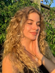 Wavy Honey Blonde Hair, Blonde Wavy Hair, Blonde Curly Hair, Blonde Curls, Curly Hair Inspiration, Hair Photo, Curly Girl, Aesthetic Hair, Blonde Hair Color