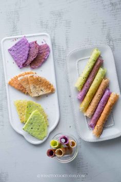 some food that is on top of a tray and next to it are crackers