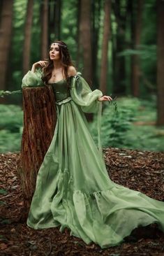 Princess Forest Aesthetic, Forest Fairy Outfit, Medieval Photoshoot, Fairy Tale Photoshoot, Fantasy Photoshoot, Forest Princess, Forest Dress, Long Flowing Dresses