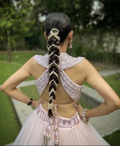 Braided Hairstyles With Punjabi Suit, Gujarati Bridal Hairstyles, Indian Bridal Braided Hairstyles, Long Plait Hairstyles, Jaggo Hair Styles, Braided Hairstyles For Wedding Indian, Bridal Hairstyles Indian Weddings Front, Hairstyles With Dresses, Wedd Hairstyles