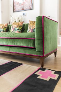 Emerald green sofa with pink piping. Poltron E Sofa, Green Upholstery, Colorful Sofas, Bench Makeover, Colorful Sofa, Vintage Couch, Sofa Inspiration, Furniture Renovation, Decoration Inspiration