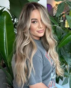 24. Icy Highlights on Blonde Balayage Waves - Blonde Balayage Hair Color Ideas for Women Root Smudge Blonde Balayage, Smudge Root Blonde, Rooty Blonde Balayage, Rooty Balayage, Rooty Blonde Hair, Bachelor Flat, Rich Girl Hair, Rooty Blonde, Blonde Balayage Hair