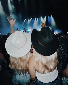 Cowboy hat, country concert, photo inspiration Country Concert Poses, Concert Picture Ideas, Concert Poses, Music Festival Aesthetic, Country Poses, Concert Signs, Best Friend Picture