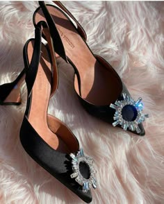 Elegant Shoes Heels, How To Tie Shoes, Fancy Heels, Dr Shoes, Shoes Heels Classy, Shoes Outfit Fashion, Elegance Style, Classy Shoes