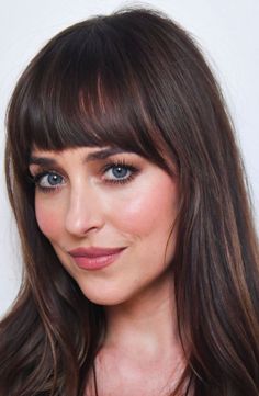 Dakota Johnson Diet, Hair Cuts Fringe, Soft Classic Celebrities, Dakota Johnson Makeup, Dakota Johnson Bangs, Dakota Johnson Hair, Dakota Johnson Style, How To Style Bangs, Long Hair With Bangs