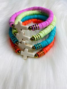 Cross Bracelet Diy, Heishi Bracelet Diy, Heishi Bracelet Ideas, Easter Bracelets, Kandi Creations, Bracelet Heishi, Heishi Bracelets, Stackable Beaded Bracelets