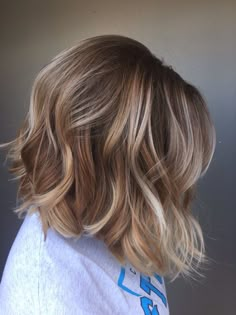 Colours For Short Hair Ideas, Short Wavy Balayage Hair, Light Brown Bob With Highlights, Short Hair Highlights Blonde, Short Brunette Balayage Hair, Hair Color Shoulder Length, Short Hair Color Ideas For Brunettes, Short Brunette Hair With Highlights, Short Hair Colors