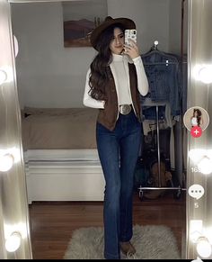 Jaripeo Winter Outfits, Jaripeo Outfits Winter, Cute Western Outfits Party, Modest Vaquera Outfits, Picolandia Outfits Women, Jaripeo Outfits Woman, Vaquera Outfit Winter, Cold Cowgirl Outfit, Winter Baile Outfits