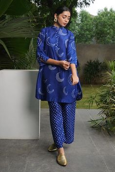 Indigo blue mulberry silk short kurta with chand motifs and bandhani print. Comes with pant. - Aza Fashions Bandhani Cord Set, Bandhani Kurta, Cod Set, Cotton Dress Pattern, Women Trousers Design, Green Cotton Dress, Bandhani Print, Simple Kurti, Co Ords Outfits