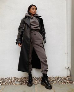 Lea Rozwalak - moletom - moletom - moletom - moletom - https://stealthelook.com.br Sweatpants Trench Coat Outfit, Zermatt Winter, Doc Martens Outfit Winter, Long Puffer Jacket Outfit, Cold Fashion, Patchwork Sleeve, Winter Fashion Outfits Casual, Winter Pattern, Cold Weather Fashion