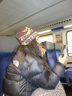 #arcteryxbeanie #thenorthface#outfit #puffer #jacket #leopard #beanie #arcteryx Bailey Goldberg Beanies, Arcteryx Toque Outfit, Graphic Beanie Outfit, Colorful Beanie Outfit, Arctyrex Beanie Outfit, Arc’teryx Beanie, Arcteryx Jacket Outfit, Arcteryx Toque, Arcteryx Beanie Outfit