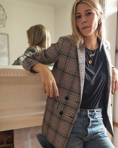 Black T shirt + plaid blazer jacket + jeans. Fall winter classy casual chic oversized femme. #fallfashion #winterfashion #ootd #streetstyle #outfits #autumn Mode Dope, Pijamas Women, Dope Fashion, Plaid Blazer, Looks Vintage, Look Fashion, Autumn Winter Fashion