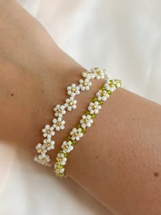 Daisy motif floral bracelets made with glass beads and gold-tone stainless steel hooks. Friendship bracelet to always carry with you. 💐 The zigzag effect gives beaded bracelets a very feminine effect that stands out to the eye. Choose between the set together or the individual bracelets 🌸 ✨Cut Before buying I recommend measuring your wrist, the bracelet measures 16.5 cm + 4.5 cm of stainless steel chain 🚚Do you want your shipment always updated with the tracking number? add this listing (for Beaded Bracelet Flower, Bracelet With Pearls, Diy Bead Embroidery, Jewerly Beads, Daisy Bracelet, Floral Bracelet, Beads Bracelet Design, Floral Jewelry, Jewelry Beaded