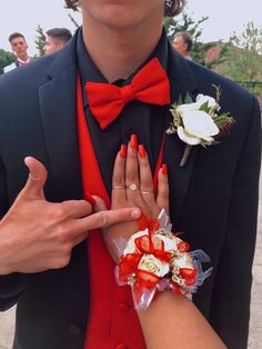 15 Chambelanes Suits Red, Red Prom Dress Couple Outfit, Black And Red Hoco Couple Outfits, Red Hoco Ideas, Matching Prom Couples Red, Red And Black Couple Outfits Formal, Corsages For Red Dress, Red Prom Couple Outfit Black, Red Prom Date Outfit