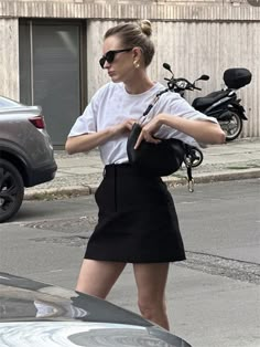 Preto Casual Collar  Tecido  Perna reta Embellished Elasticidade Baixa Short Black Skirt Outfit Summer, Mini Skirt Outfit Summer Casual, Black Short Skirt Outfit, Mini Black Skirt Outfit, Black Mini Skirt Outfit Summer, Black Skirt Outfit Summer, Mini Skirts Outfits Summer, Moda Ulzzang