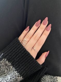 Office Work Nails, Cool Tones Nails, Short Almond Dip Nails Fall, Dusty Rose Nail Color, Solid Nail Color Ideas Fall, Light Colour Nails, Cool Tone Nails, Mauve Nail Ideas, Simple Fall Nails