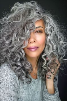 Voluminous gray curls curly hairstyle. Curly Silver Hair, Grey Wigs, Grey Hair Over 50, Curly Lob, Gorgeous Gray Hair, Beautiful Gray Hair