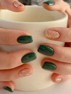 Winter Nails Green Gold, Fall Season Nails Green, Green Manicure Short Nails, St Patricks Day Nails Gel Short, Winter Nails Elegant, Holiday Nails Green And Gold, Nail Emerald Green