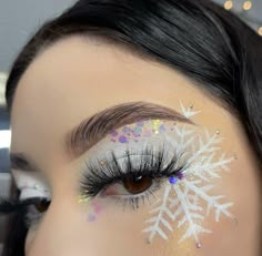 Christmas Makeup Inspiration, White Christmas Makeup Ideas, Christmas Theme Makeup Ideas, Elegant Christmas Makeup Looks, Eye Makeup For Christmas, Christmas Makeup Eyeshadow, Festive Eye Makeup Christmas, Makeup Ideas For Christmas Party, Glam Christmas Makeup Looks